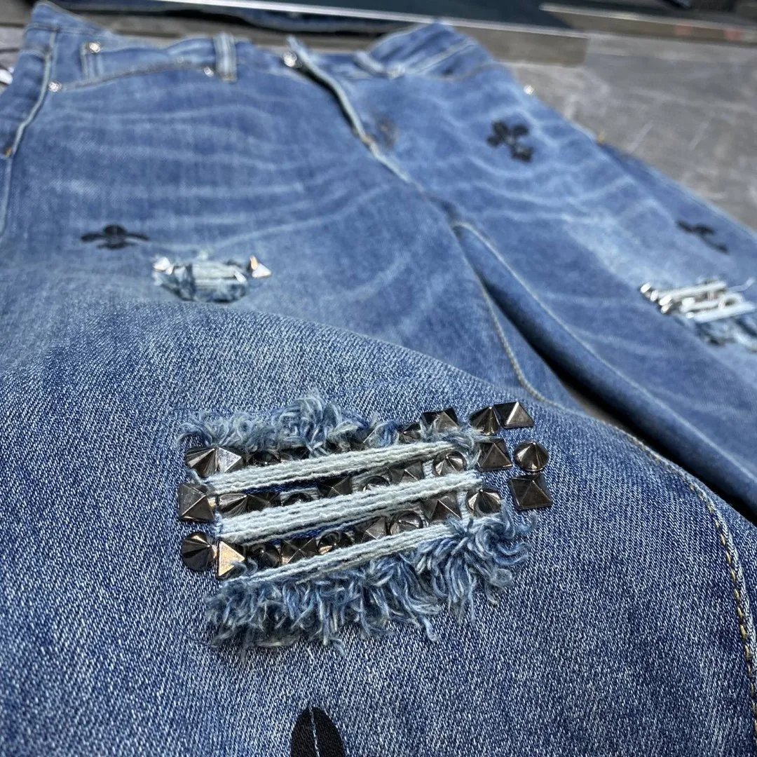 P276 Chrome Hearts🌸Jeans are here🌸 Willow cross ripped jeans. Exclusive custom weaving and dyeing. 100% pure cotton high weight denim fabric. High quality washing! After the pants are finished, do heavy enzyme stone washing and rinsing!  ✨Heavy leather embroidery➕Hand-made ruffles➕Denim whiskers✨Original hardware mold opening! Carrying various craft elements, this season’s most heavily crafted denim trousers!  Suitable for all kinds of outfits and can be worn in all seasons. Recommended color: dyed denim blue. Code numbers: S, M, L, XL